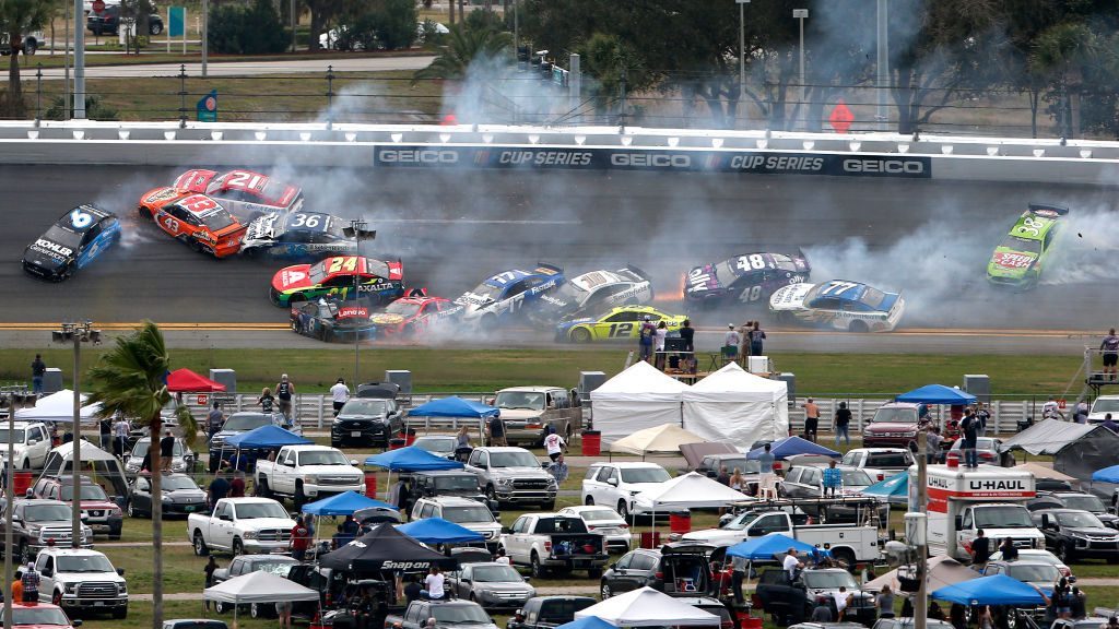 A Massive 16Car Wreck At The Daytona 500 Takes Out A Group Of