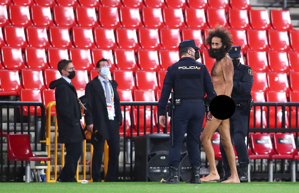 Colin Kaepernick Trends After Look Alike Gets Caught Streaking At