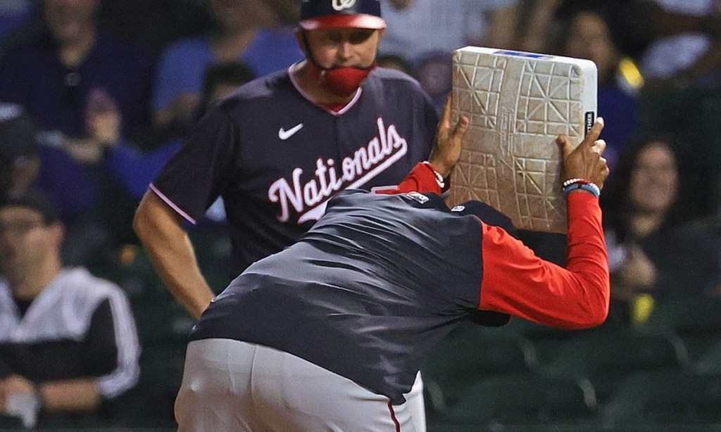 Nationals manager Dave Martinez ejection throws first base