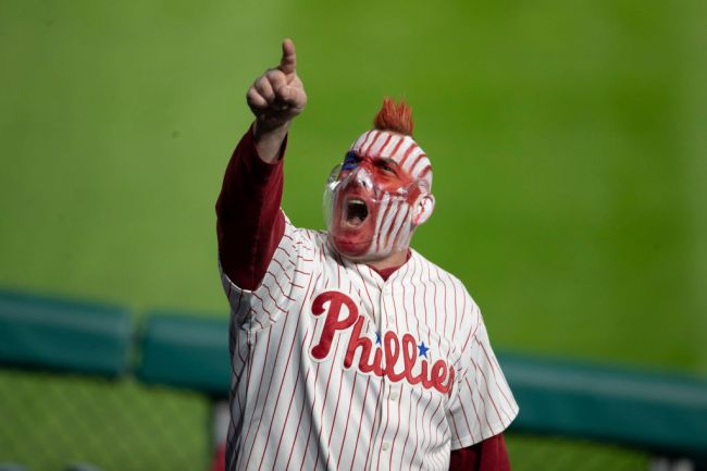 Phillies fan catches 97-mph foul ball while holding ice cream