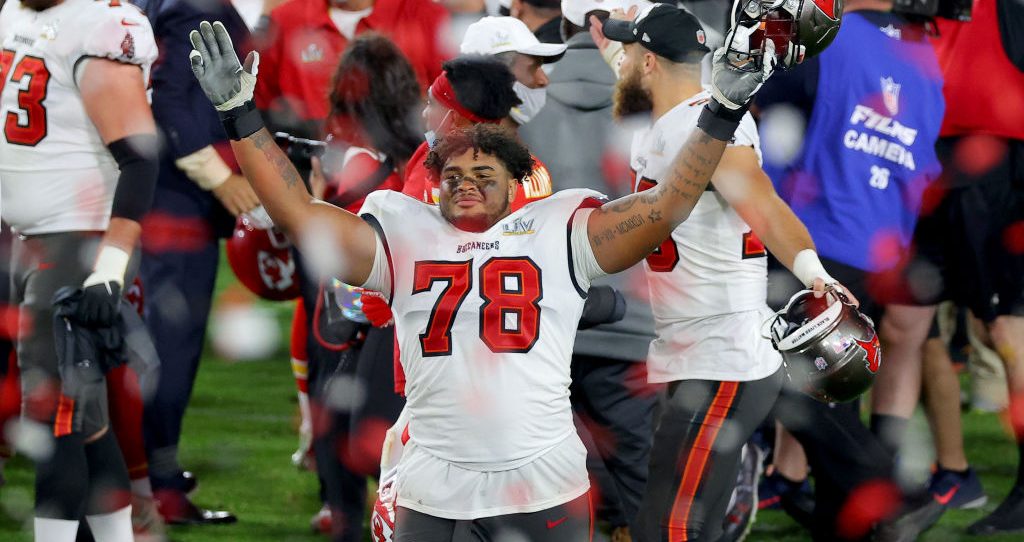 Tampa Bay Buccaneers: Tristan Wirfs throws some serious weight around