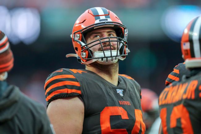 browns jc tretter nfl publically shaming unvaccinated players wristbands