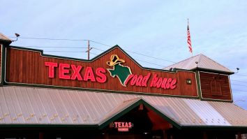 This Man Brought His Own Scale To Texas Roadhouse To Make Sure His Steak Was Truly 6 Ounces