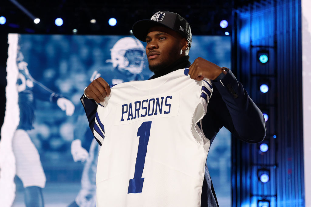 Cowboys Rookie Micah Parsons Boldly Shoots His Shot At Famous TikTok Twins  - BroBible