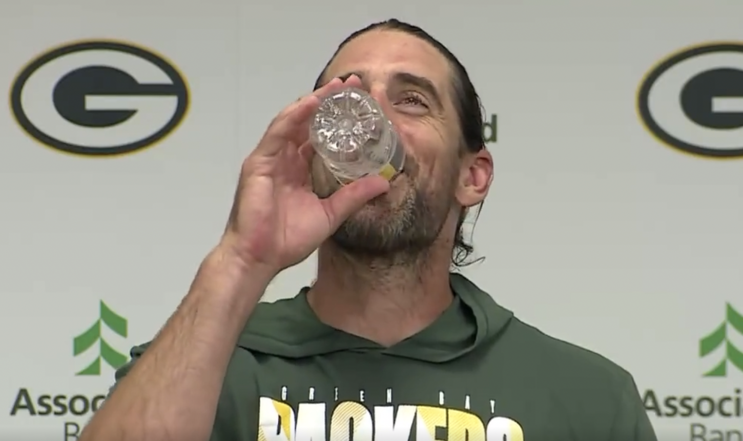 Aaron Rodgers Cant Help But Laugh At Reporter Joking About The Packers