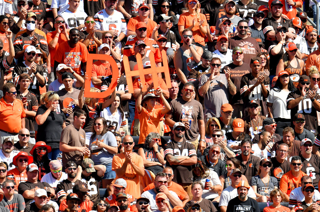 Browns fans return to Cleveland's Muni Lot for pregame tailgate