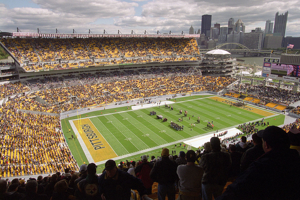 Photo: Steelers fan colored his beard pink - PIT2015101820 