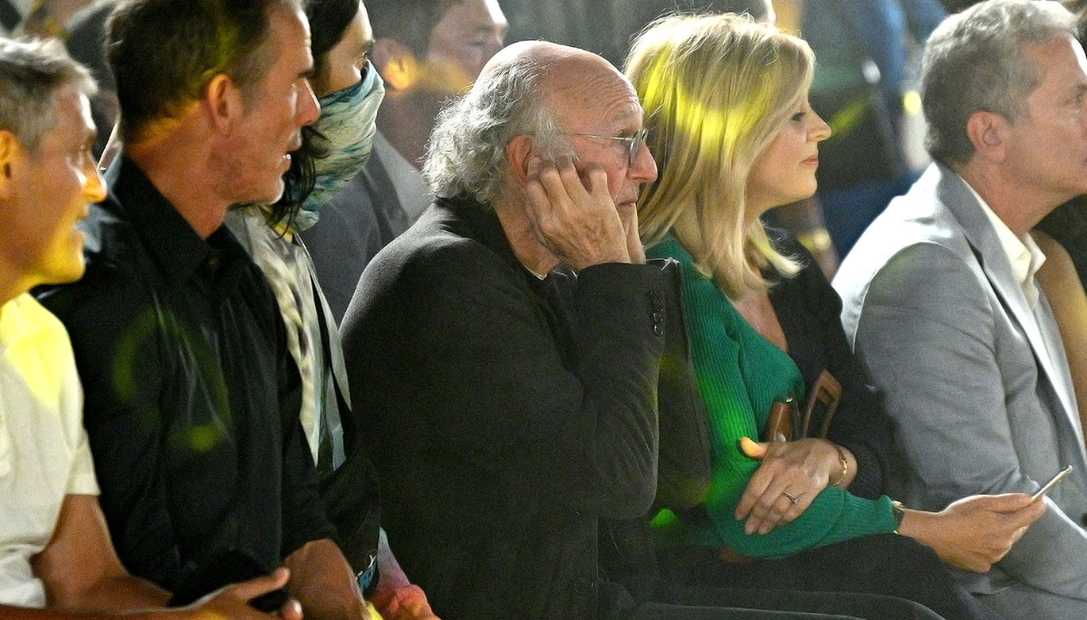 Larry David Explains What Happen In Viral Fashion Show Photo