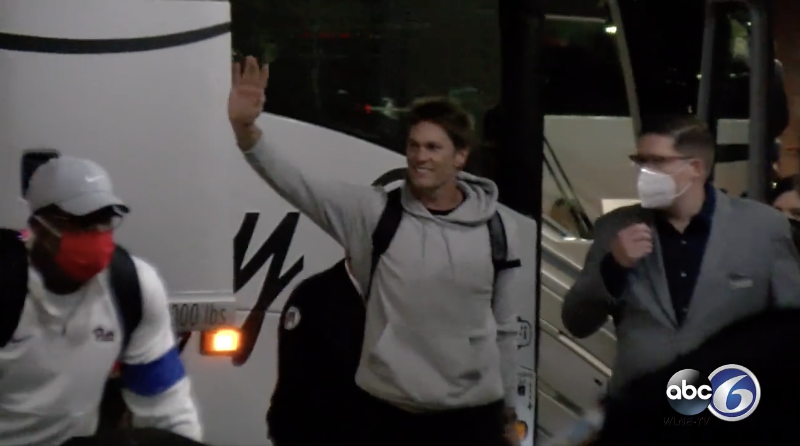 Tom Brady gets hero's welcome in New England