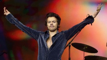 Harry Styles ‘Called The Hogs’ With Arkansas Fans And Was Incredibly Entertained By ‘Woo Pig Sooie’