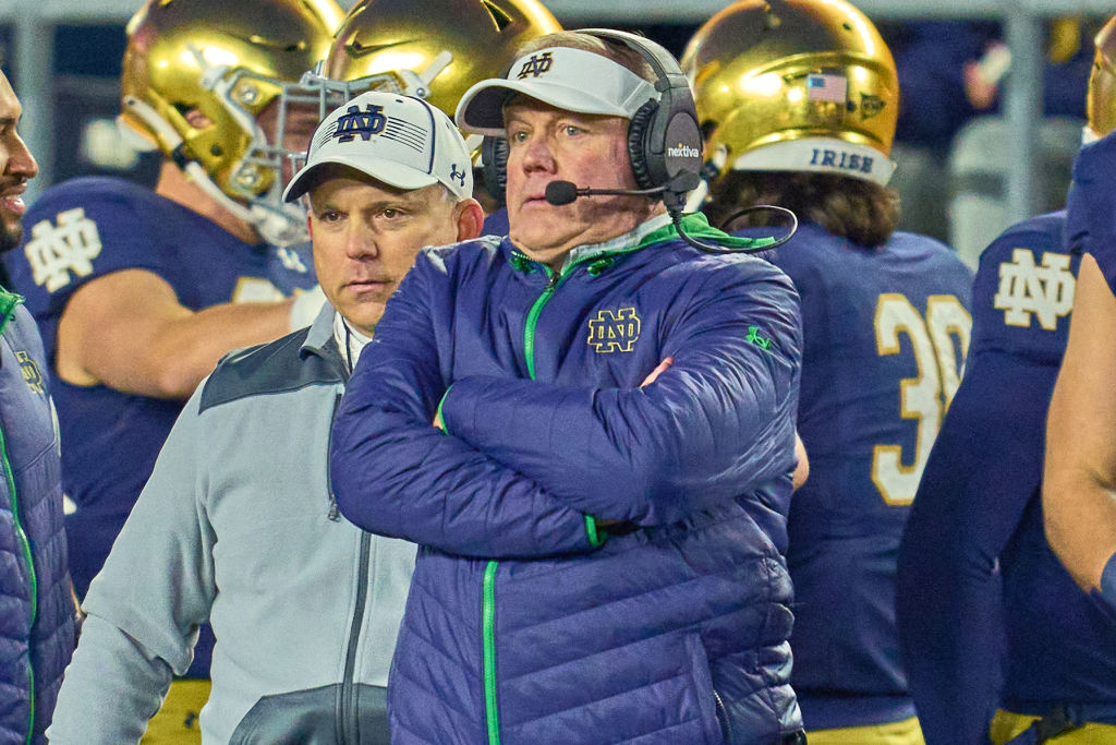 college football fans react to brian kelly scheduling a 7 a m team meeting to tell notre dame players that he s leaving brobible