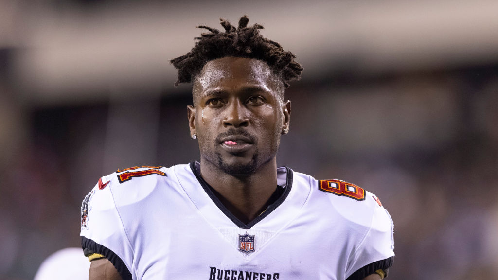 Antonio Brown Accused Of Obtaining Fake Vaccine Card To Bypass NFL 