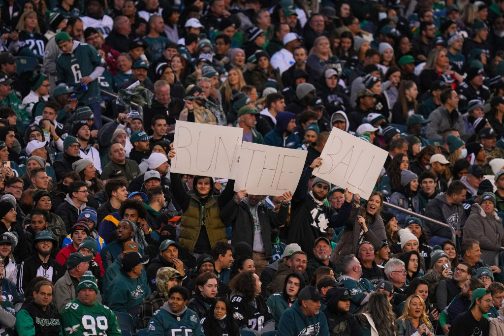 Eagles fans drown out Chargers' crowd in Los Angeles