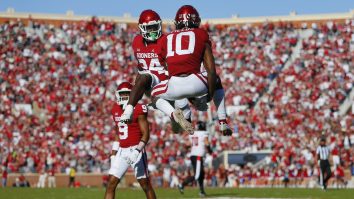 Oklahoma FB Player Goes Viral For Hilariously Dunking All Over Oregon OL With Amazing Chirp
