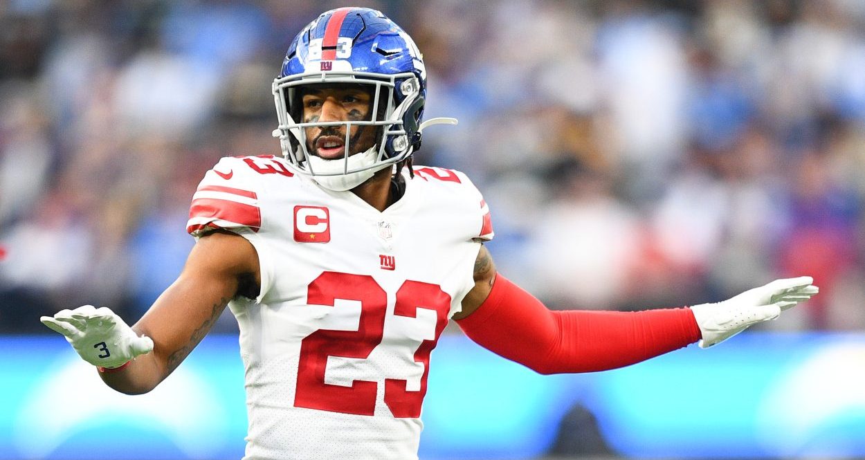 Female NY Giants Fan Railroads Guy In Stands After Tennessee