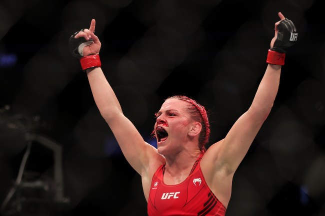 gillian-robertson-choked-out-priscilla-cachoeira-with-1-second-left-in-the-first-round-in-spite-of-eye-gouge-at-ufc-269