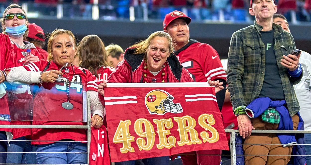 San Francisco 49ers vs. Los Angeles Rams. Fans support on NFL Game.  Silhouette of supporters, big screen with two rivals in background Stock  Photo - Alamy