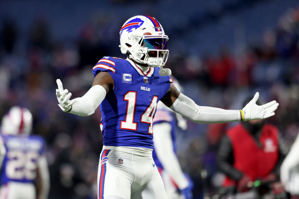 Stefon Diggs tackles fan who ran onto field during Bills-Chiefs playoff  game