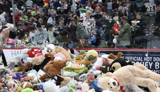 Hershey Bears' Teddy Bear Toss Breaks Record And Is Absolute Scenes
