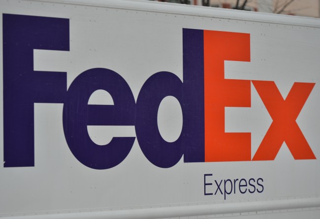 video-shows-unbelievably-accurate-fedex-driver
