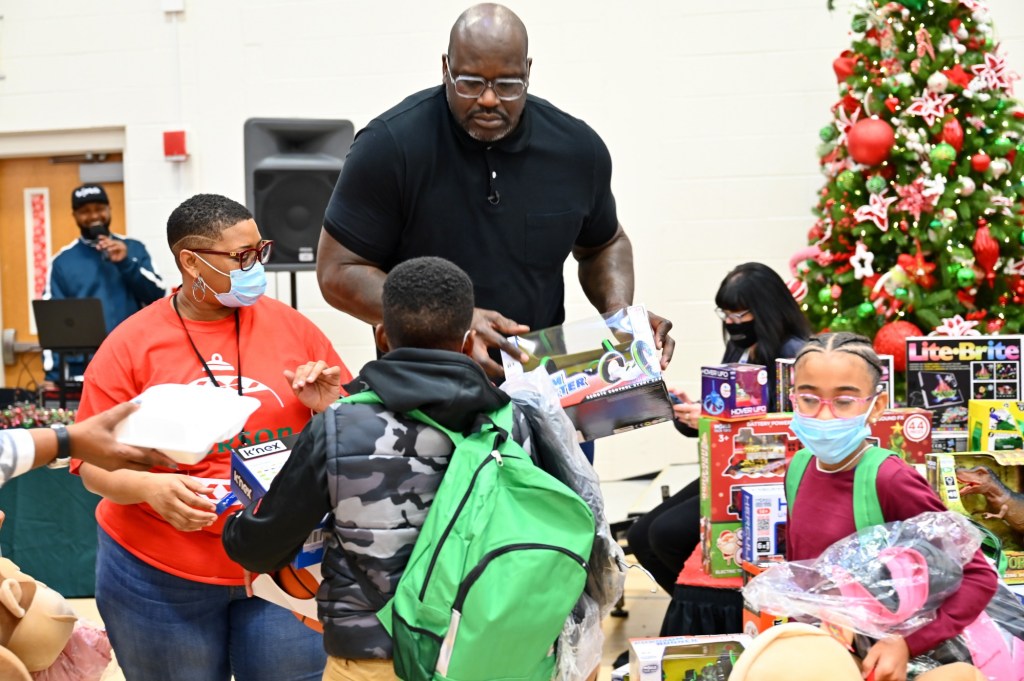 Shaq Made Hundreds Of Kids Cry With Amazing Surprise Christmas Gifts