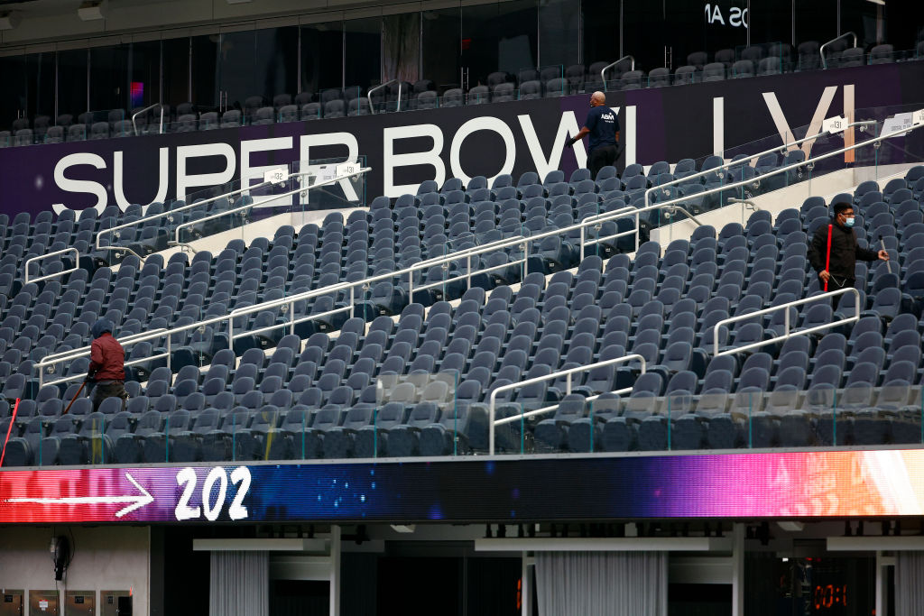 Big Money Gamblers Split On Super Bowl As Bets Pour In