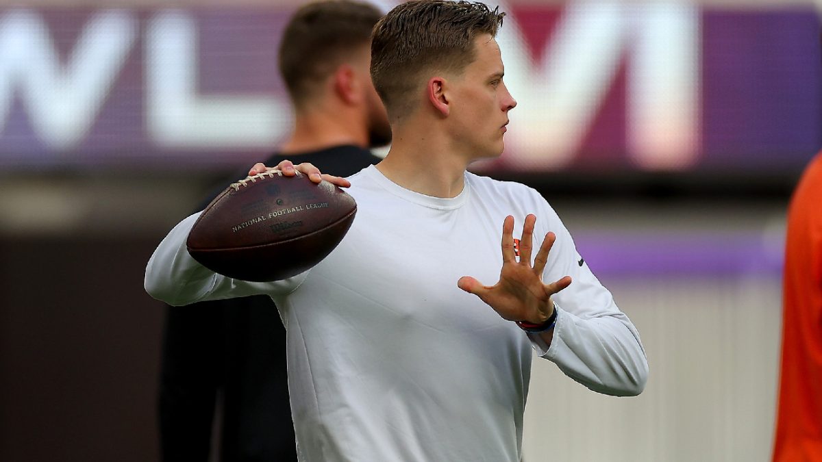 Joe Burrow Tweet Going Viral After Kenny Pickett's Small Hand