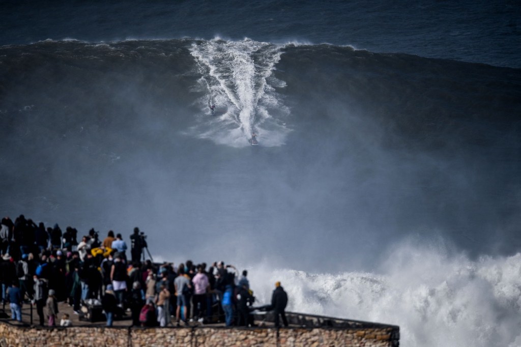 Mason Barnes impressiona o mundo surfista com uma onda de 100 pés na Nazaré, Portugal