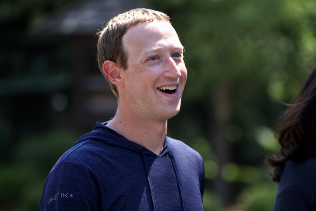 Mark Zuckerberg est incendié par la communauté du surf pour avoir prétendu qu'il s'entraînait à surfer sur des vagues de 15 pieds