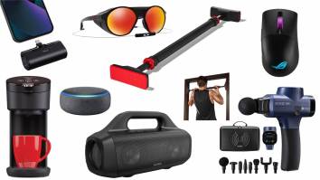 Daily Deals: Compact Power Banks, Pull Up Bars, Oakley Sunglasses And More!