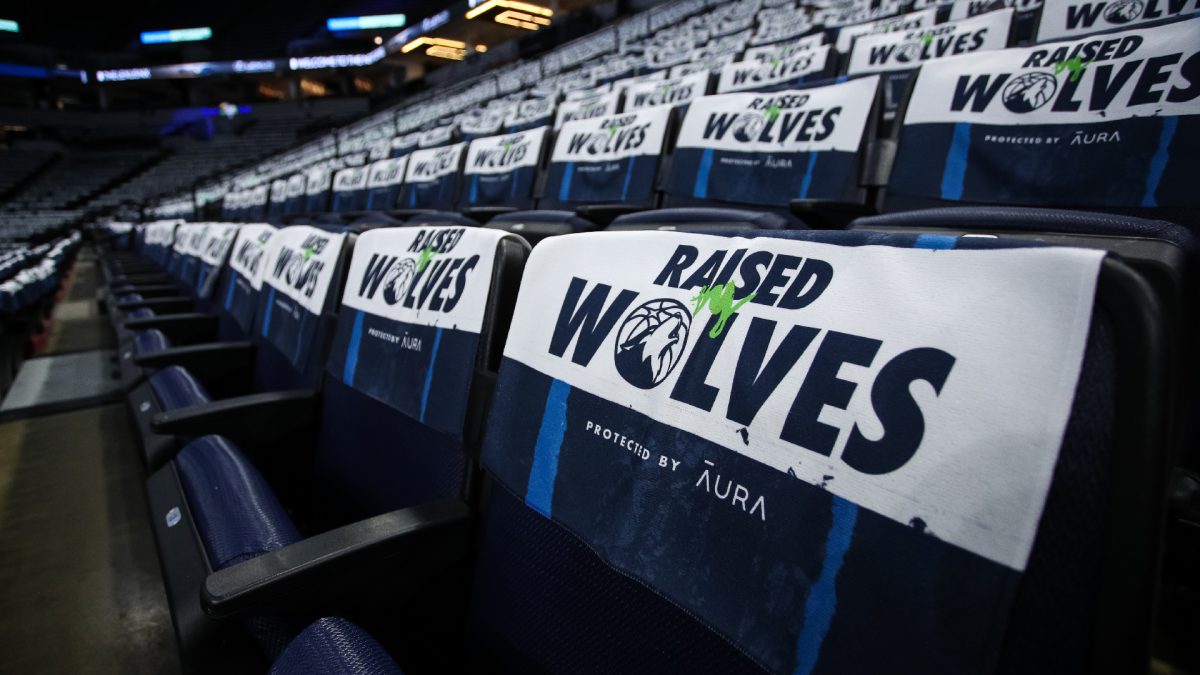 Timberwolves news: Security guard's ELITE tackling instincts on