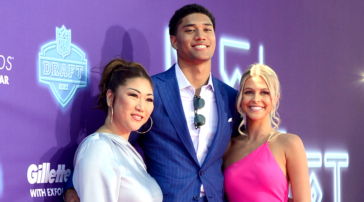 Kyle Hamilton's Girlfriend Went Viral For Her Handshake At The NFL Draft