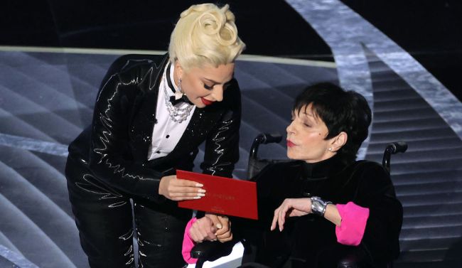 Oscars 'Forced' Liza Minnelli On Stage In A Wheelchair, Says Close Friend