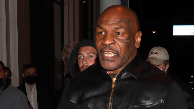 Mike Tyson fue captado en video apuñalando a un pasajero en un avión