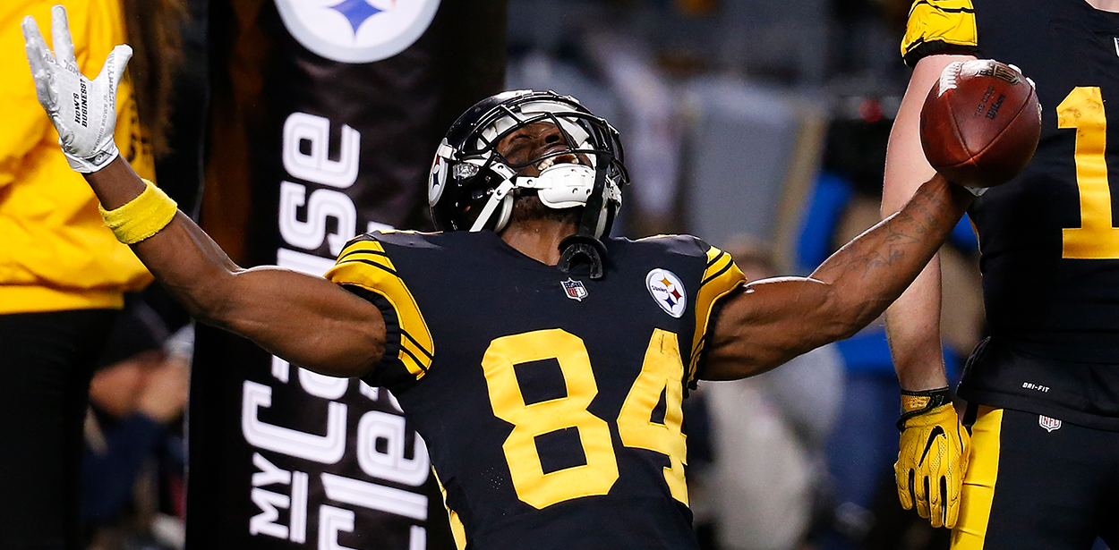 Antonio Brown Has A Complete Meltdown, Takes Off His Shirt, And Runs On The  Field In The Middle Of Game - BroBible