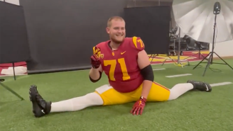USC’s New O-Lineman Is The Most Flexible Big Man In All Of College Football, Does Full Split At 6’5″, 320lbs