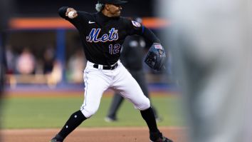New York Mets Star Effortlessly Turns Double Play While Being Interviewed