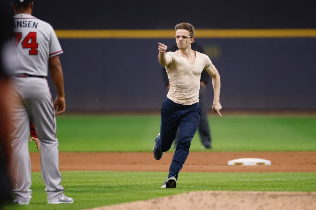 Brewers Fan Leads 6 Security Guards On Wild Goose Chase After Storming The Field