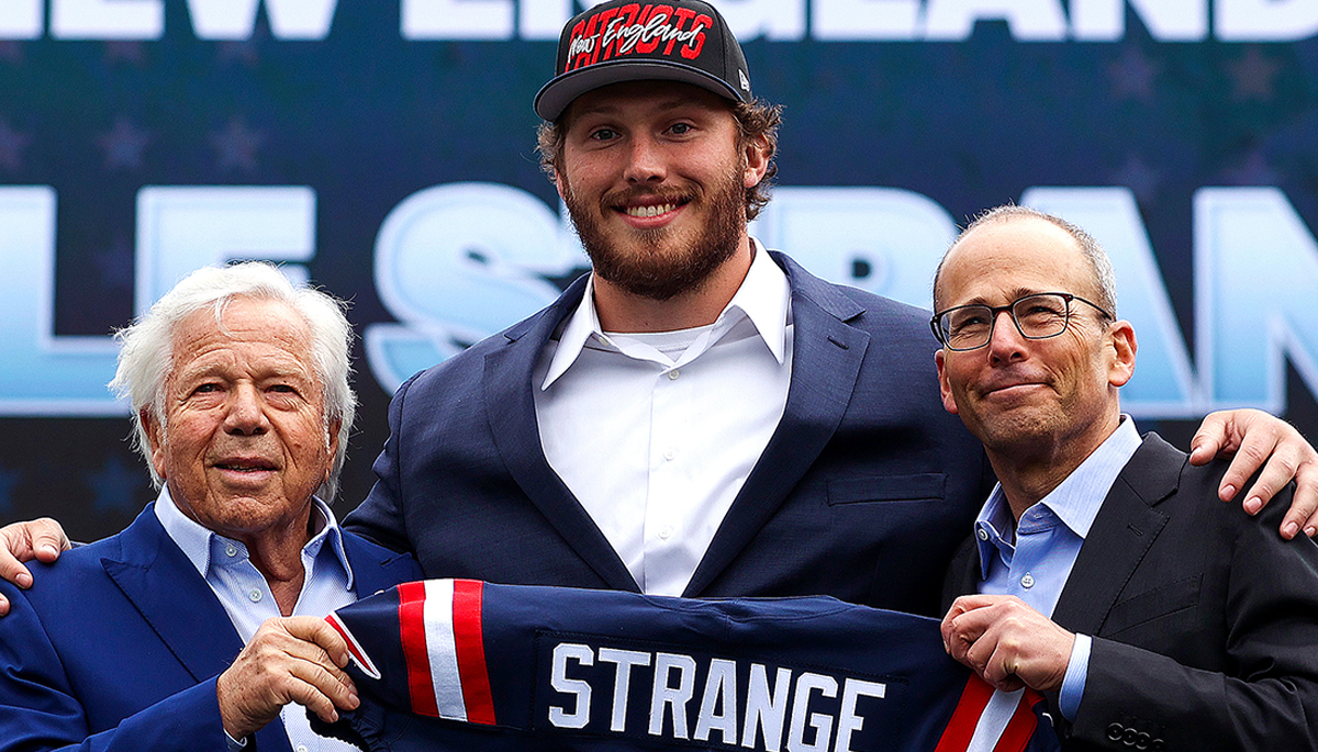 Meet Cole Strange, the Patriots' first-round draft pick who rocks a  crossbar face mask and no gloves - The Boston Globe