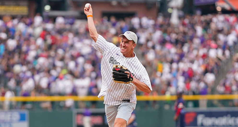 Peyton Manning and Russell Wilson take batting practice with the Rockies ⚾  