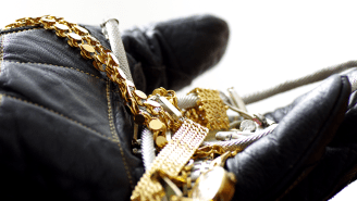 Guards Leave Brink’s Truck Unattended At Truck Stop, Thieves Walk Off With Millions In Jewels