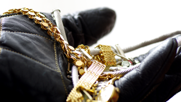 Guards Leave Brink’s Truck Unattended At Truck Stop, Thieves Walk Off With Millions In Jewels