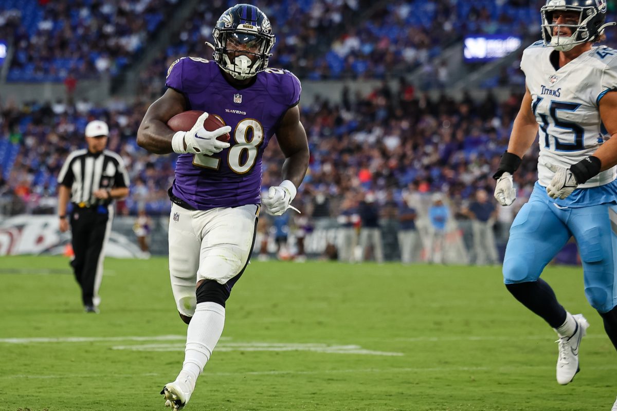 Mike Davis signs with Ravens, has Atlanta home burglarized