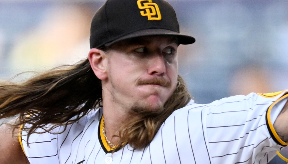 Padres' Mike Clevinger swaps ball for beer with fan in pregame