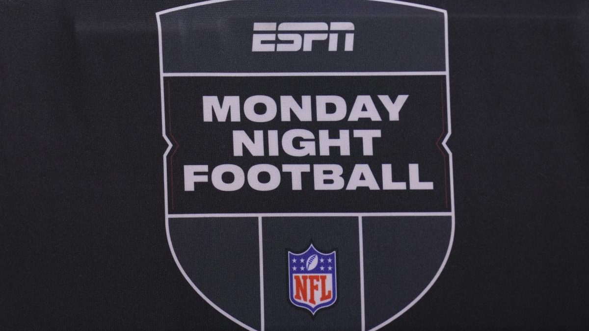 who plays in the nfl monday night football game tonight