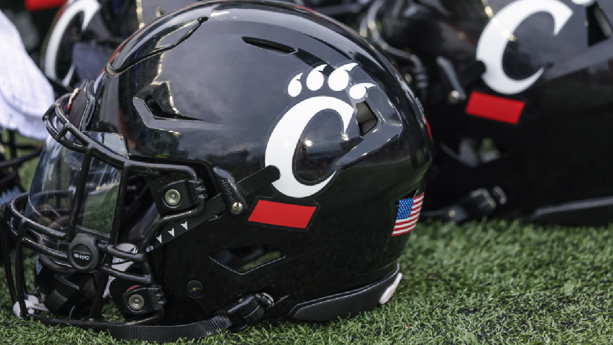 Cincinnati Bearcats Sign Roasted Mercilessly By College Football Fans