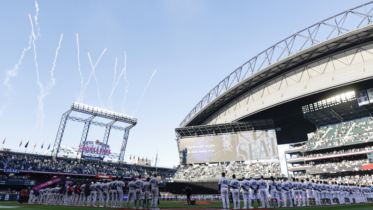 Funny anthem standoff goes sideways when Mariners' Robbie Ray