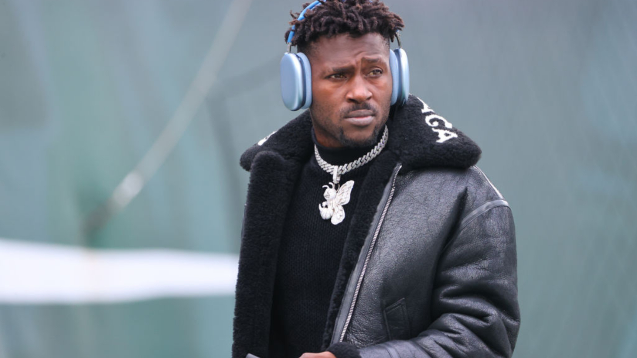 Antonio Brown Gets Blasted for Shirt Taking Shot at Tom Brady