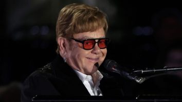 Elton John Stops Concert In Order To Troll The New York Mets, Congratulate The Atlanta Braves
