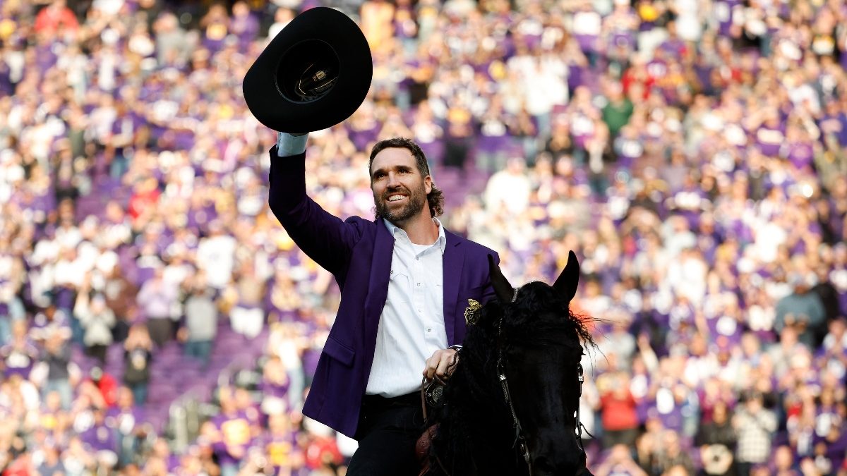 Vikings' Jared Allen shows up on horseback for Ring of Honor ceremony